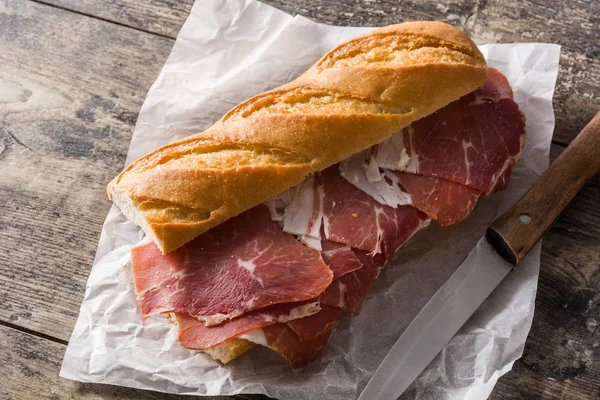 Spaanse Serrano Ham Sandwich Houten Tafel — Stockfoto
