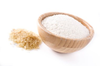 Beyaz arka plan üzerinde izole bir kasede beyaz pirinç unu