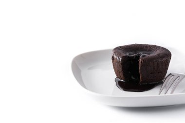 Beyaz arka plan üzerinde izole Coulant çikolatalı kek. Boşaltmak