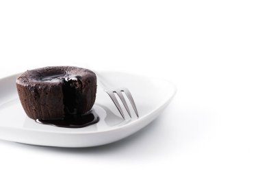 Beyaz arka plan üzerinde izole Coulant çikolatalı kek. Boşaltmak