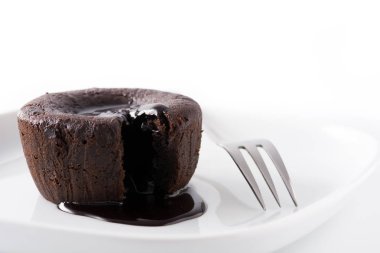 Beyaz arka plan üzerinde izole Coulant çikolatalı kek. Boşaltmak