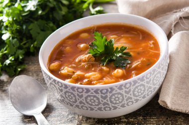 Ahşap masa üzerinde bir kapta harira çorbası. Tipik Fas yemeği. Ramadn kavramı. Üstten Görünüm. Boşaltmak