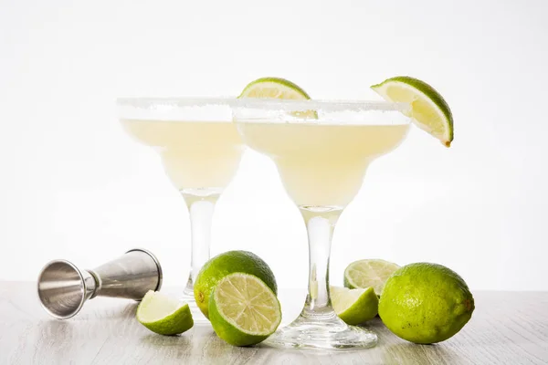 Coquetéis Margarita Com Limão Vidro Isolado Sobre Fundo Branco — Fotografia de Stock
