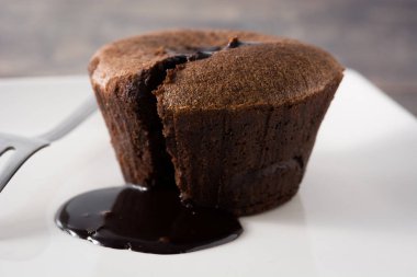 Coulant çikolatalı kek üzerine ahşap masa