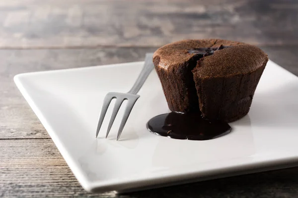 Coulant Çikolatalı Kek Ahşap Masa Üzerine Boşaltmak — Stok fotoğraf
