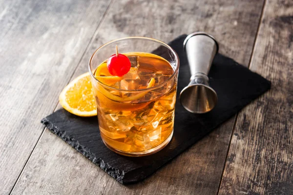 Altmodischer Cocktail Mit Orange Und Kirsche Auf Holztisch — Stockfoto