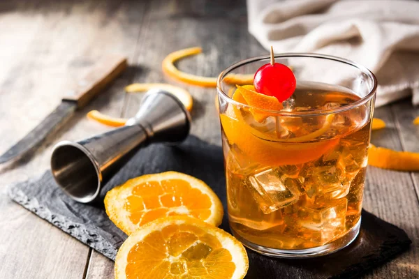 Cóctel Antigua Con Naranja Cereza Sobre Mesa Madera —  Fotos de Stock