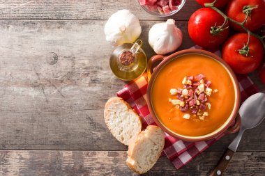 Tipik İspanyol salmorejo jambon ve yumurta ahşap masa üzerinde krem. Üstten Görünüm. Boşaltmak