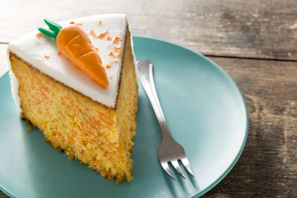 Tranche Gâteau Aux Carottes Sucrées Sur Table Bois — Photo