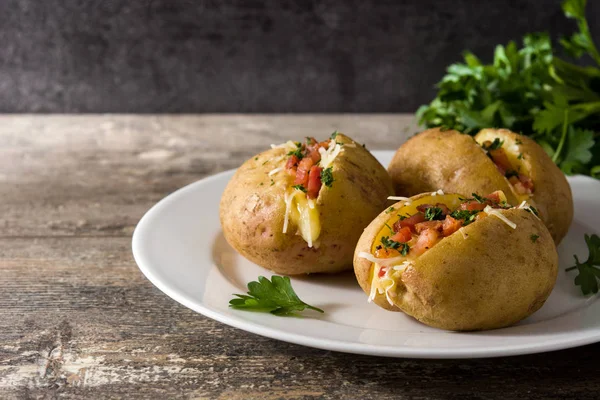 Patatas Rellenas Con Tocino Queso Plato Sobre Mesa Madera Espacio — Foto de Stock