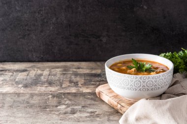 Ahşap masa üzerinde bir kapta harira çorbası. Tipik Fas yemeği. Ramazan kavramı. Boşaltmak