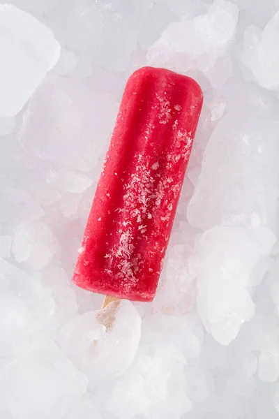 Çilekli Dondurmayı Buz Küpleri Üstten Görünüm — Stok fotoğraf