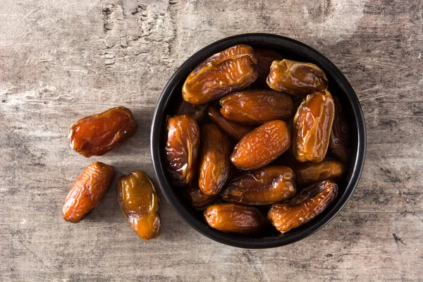 Dates Dans Bol Noir Sur Une Table Bois Vue Dessus — Photo