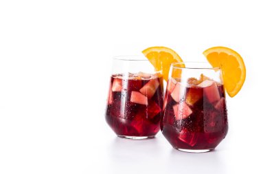 Kırmızı şarap Sangria beyaz arka planda izole. Boşaltmak