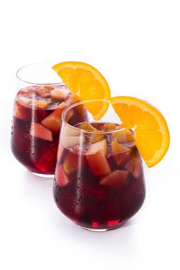 Kırmızı şarap Sangria beyaz arka planda izole. 