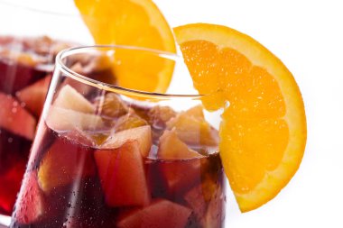 Kırmızı şarap Sangria beyaz arka planda izole. Yakın çekim