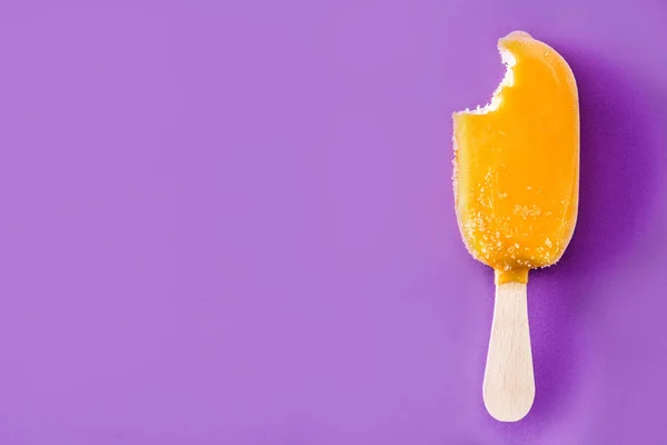 Orangefarbenes Eis Stiel Auf Violettem Hintergrund Ansicht Von Oben Kopierraum — Stockfoto