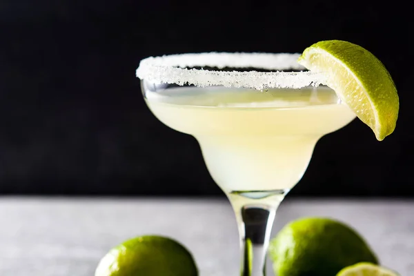 Margarita Cocktails Lime Glass Gray Background — Stock Photo, Image