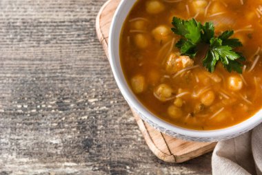 Ahşap masa üzerinde bir kapta harira çorbası. Tipik Fas yemeği. Ramadn kavramı. Üstten Görünüm. Boşaltmak