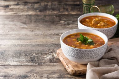 Ahşap masa üzerinde bir kapta harira çorbası. Tipik Fas yemeği. Ramadn kavramı. Boşaltmak