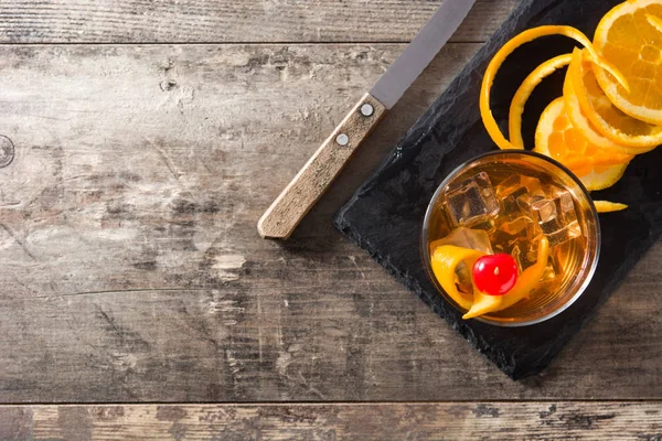 Ouderwetse Cocktail Met Sinaasappel Kersen Houten Tafel Bovenaanzicht Copyspace — Stockfoto