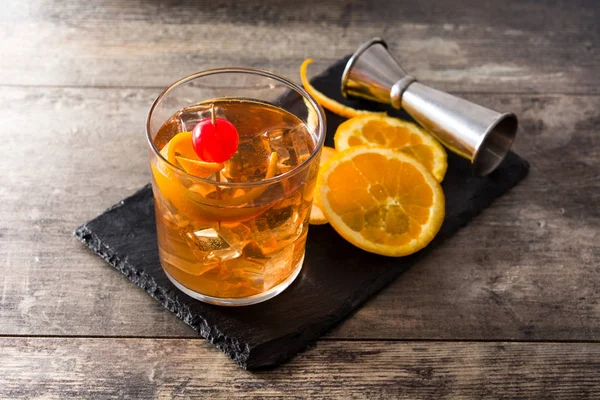 Cocktail Vecchio Stile Con Arancia Ciliegia Sul Tavolo Legno — Foto Stock