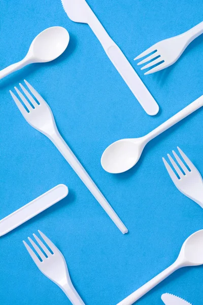 Disposable Plastic Tableware Pattern Blue Background — Stock Photo, Image