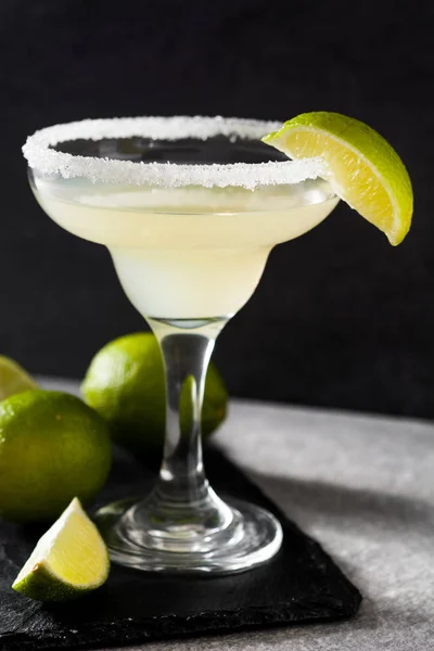 Cócteles Margarita Con Lima Vaso Sobre Fondo Gris —  Fotos de Stock