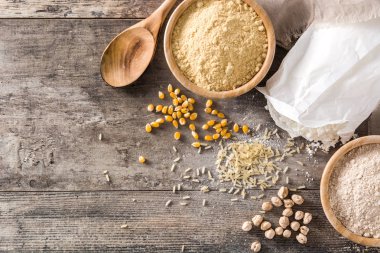 Ahşap masada farklı organik un. Üst görünüm. Boşaltmak