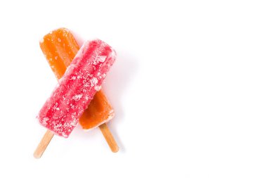 Turuncu ve çilek buzlu şekerler beyaz arka plan üzerinde izole. Üst te. Copyspace