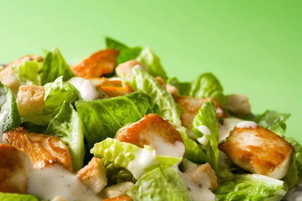 Salada Caesar Com Alface Frango Croutons Fundo Verde Espaço Cópia — Fotografia de Stock