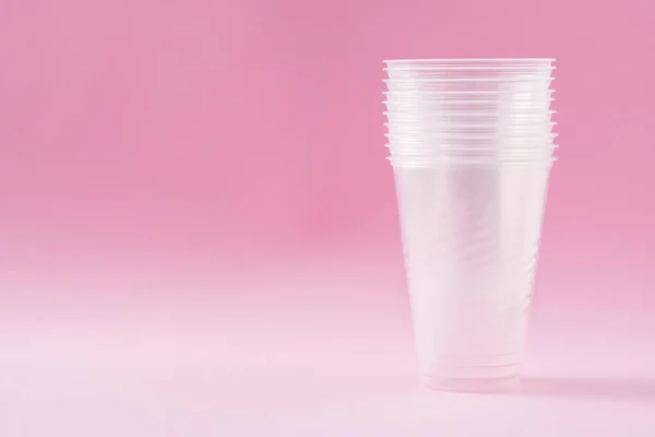 Copos Plástico Descartáveis Fundo Rosa Espaço Cópia — Fotografia de Stock