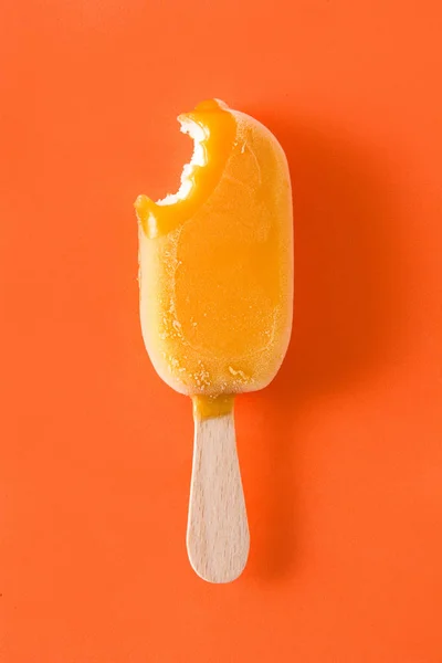 Biten Orange Popsicle Orange Bakgrund Uppifrån Och — Stockfoto