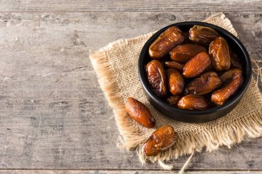 Ahşap masa üzerinde siyah kase tarihler. Copyspace