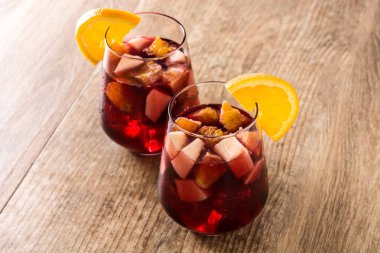 Ahşap masa üzerinde gözlük kırmızı şarap sangria. 