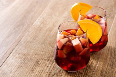 Kırmızı şarap sangria ahşap masa üzerinde cam. Copyspace