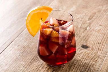Ahşap masa üzerinde cam kırmızı şarap sangria. 