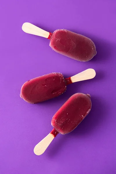 Strawberry Popsicle Violet Background Top View — Stock Photo, Image