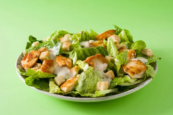 Cézár Saláta Salátával Csirkével Krutonokkal Zöld Háttérrel — Stock Fotó