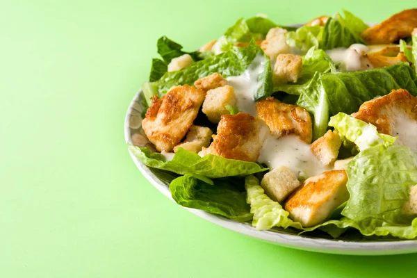 Cézár Saláta Salátával Csirkével Krutonokkal Zöld Háttérrel Copyspace — Stock Fotó