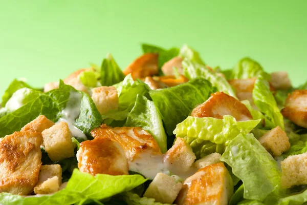 Salada Caesar Com Alface Frango Croutons Fundo Verde — Fotografia de Stock