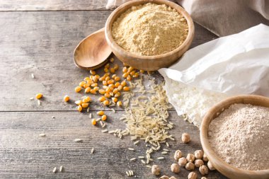 Ahşap masada farklı organik un. Boşaltmak