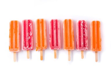 Turuncu ve çilek buzlu şekerler beyaz arka plan üzerinde izole. Üstte görüntü