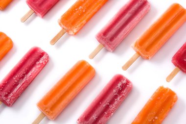 Turuncu ve çilek popsicles desen beyaz arka plan üzerinde izole.