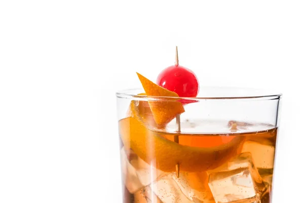 Altmodische Cocktail Mit Orange Und Kirsche Isoliert Auf Weißem Hintergrund — Stockfoto