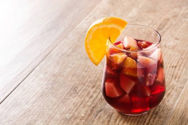Kırmızı şarap sangria ahşap masa üzerinde cam. Copyspace