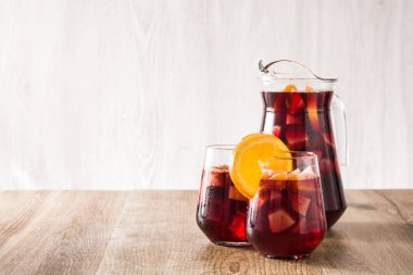 Ahşap masa üzerinde gözlük kırmızı şarap sangria.