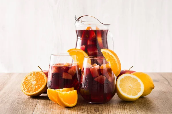 Ahşap Masa Üzerinde Gözlük Kırmızı Şarap Sangria — Stok fotoğraf