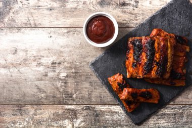 Ahşap masaüzerinde ızgara barbekü kaburga. Üst te. Copyspace