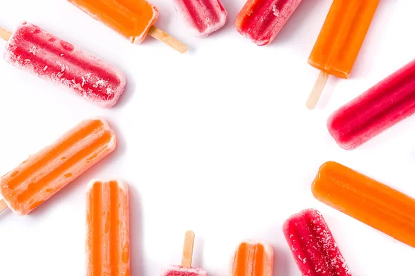 Orangen Und Erdbeeren Eis Stiel Isoliert Auf Weißem Hintergrund Draufsicht — Stockfoto